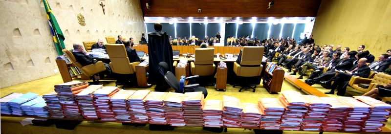 Vista do plenário do STF durante o julgamento do mensalão, com todos os volumes do processo expostos em uma bancada: 50 mil páginas compõem processo mais importante da história do Supremo | Nélson Jr./STF