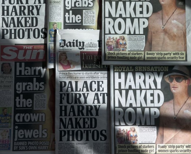 Capa do tabloide The Sun desta sexta-feira (24) estamba foto do príncipe Harry nu | AFP PHOTO / DANIEL SORABJI