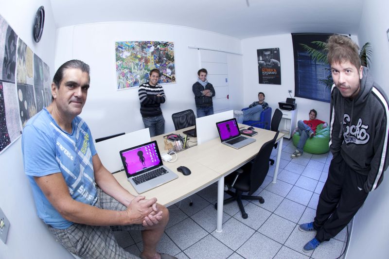 Nelson Rebello, o Oil Man, (à esquerda) e a equipe da Asteroide Filmes, responsável pelo curta-metragem que narra a volta do herói ciclista às ruas da cidade | Divulgação