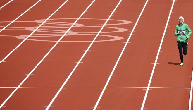 A saudita Sarah Attar participa da eliminatória dos 800m rasos | 