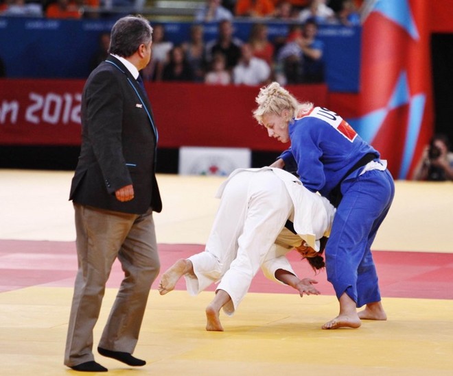 Mayra Aguiar foi batida por Kayla Harrison nas semifinais |