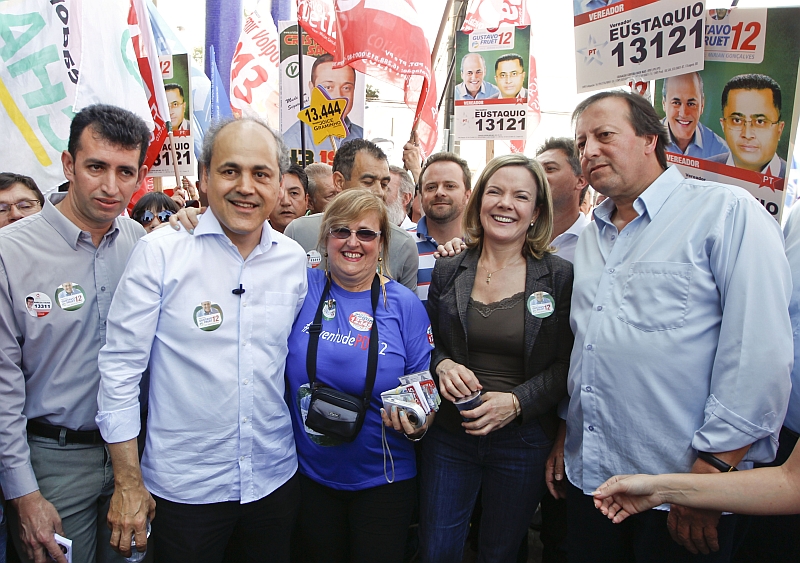 Candidato a prefeito Gustavo Fruet faz caminhada com a ministra Gleisi Hoffmann pela Winston Churchill, no bairro Pinheirinho, em Curitiba | Daniel Castellano / AGP / Agencia de Noticias Gazeta do Povo