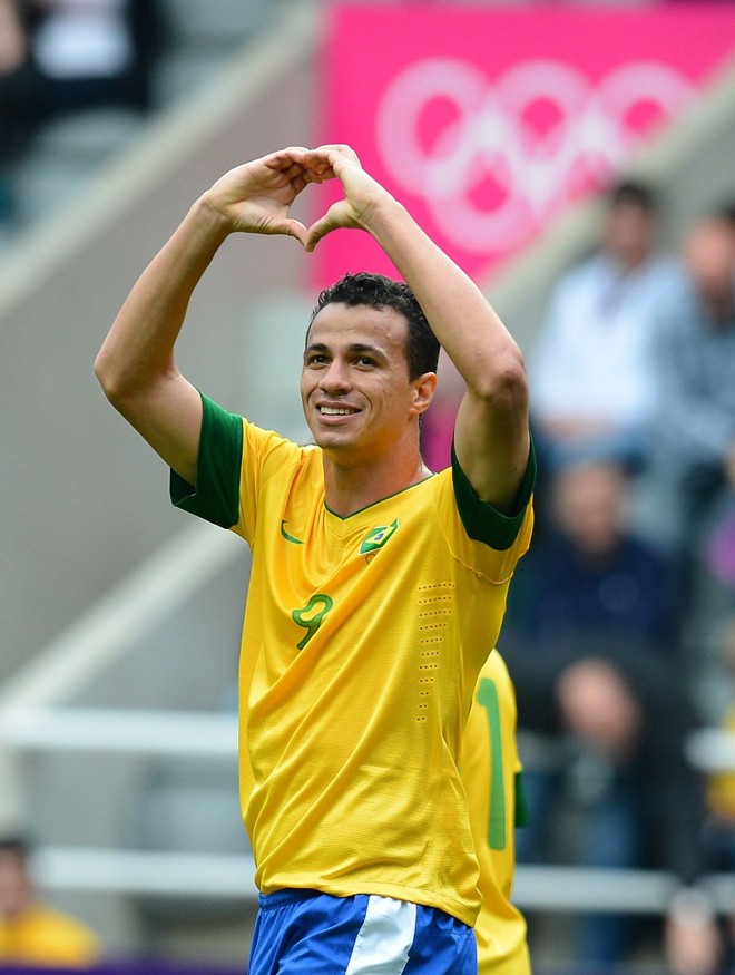 Coração de Leandro Damião para comemorar o gol do atacante no 3 a 0 sobre a Nova Zelândia, em Newcastle, no encerramento da primeira fase |