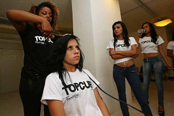 Candidata é maquiada para o desfile, que contou com 16 participantes. Para um dos organizados do Cufa, José Antônio Campos, concurso ajuda a recuperar autoestima das meninas da periferia |