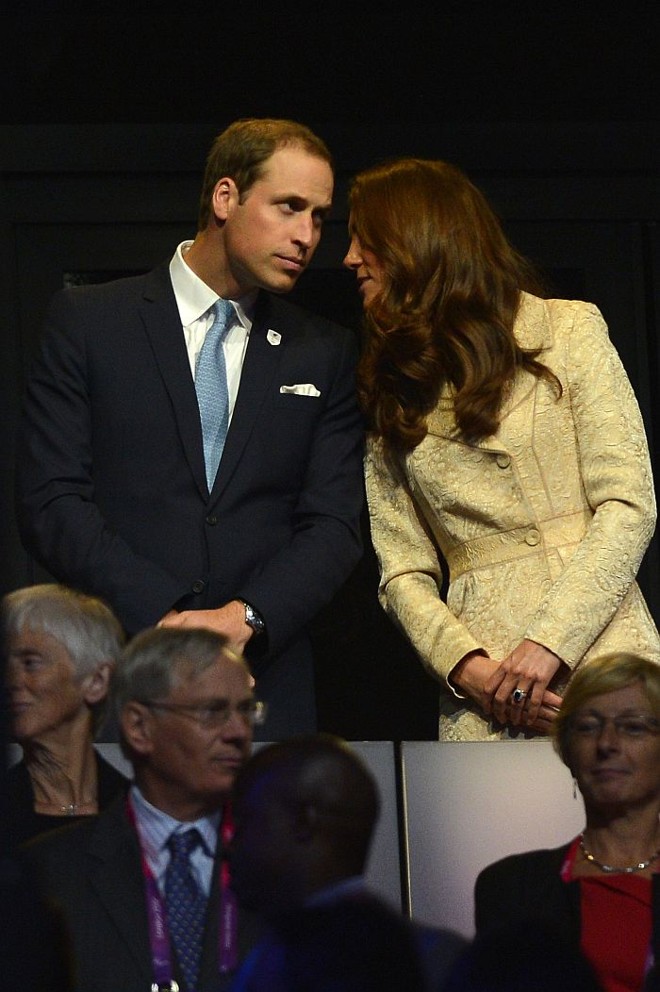 Princesa Kate conversa com o príncipe Willian durante a cerimônia de abertura da Paralímpiada de Londres | 