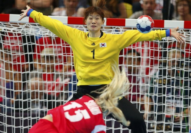 Cobrança de tiro de sete metros na partida de handebol entre Noruega e Coreia do Sul |