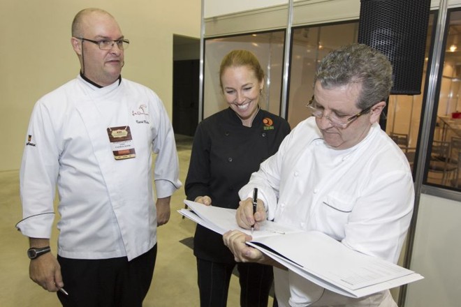 Os chefs Ricardo Filizola e Gabriela Carvalho tietam o colega Laurent Suaudeau no badalado lançamento do livro Marca de Chef, na abertura da feira Mundo Gastronômico, no Expo Renault Barigui. Suaudeau assina o prefácio da obra (à venda na feira), iniciativa do chef Junior Durski em parceria com a Gazeta do Povo |
