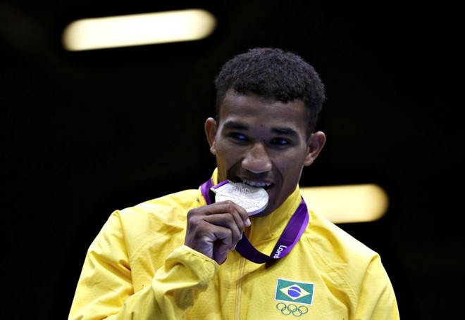 Esquiva Falcão comemora a medalha de prata: feito histórico no boxe |