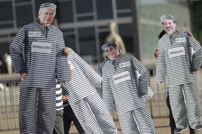 Protesto em frente ao STF, em Brasília, pede a prisão de suspeitos do mensalão |
