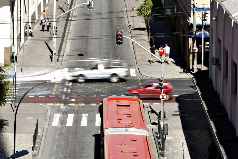 Um dos pontos críticos é o cruzamento com a André de Barros: motoristas avançam o sinal | Henry Milleo/Gazeta do Povo