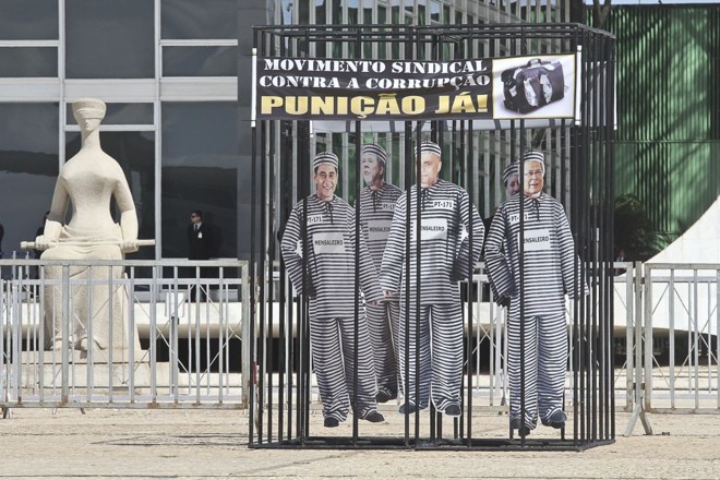 Manifestantes protestam em frente ao Supremo |