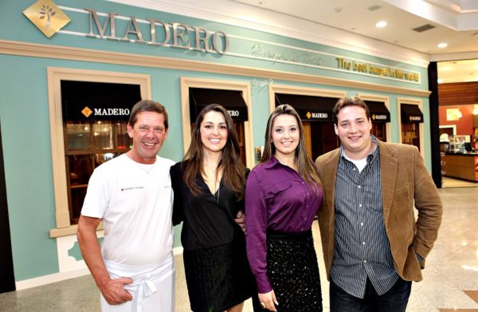 O mais novo integrante da rede de restaurantes Madero, do chef Junior Durski (à esq.), foi inaugurado ontem em Joinville, no Shopping Mueller. É a 15ª unidade e a segunda em Santa Catarina. Milena Buss e Ricardo Fernandes (ambos à dir.) são sócios da casa, cujo projeto é da arquiteta Kethlen Ribas Durski (de preto) | Marja Nunes