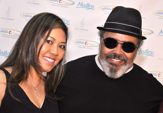 Nos bastidores do show de Jorge Aragão, que a Nissei promoveu sexta-feira em Londrina para homenagear os médicos da cidade, a diretora-executiva da rede de farmácias, Patricia Maeoka, comemora com o sambista o sucesso do evento Circuito Musical Nissei, que está na quarta edição | 