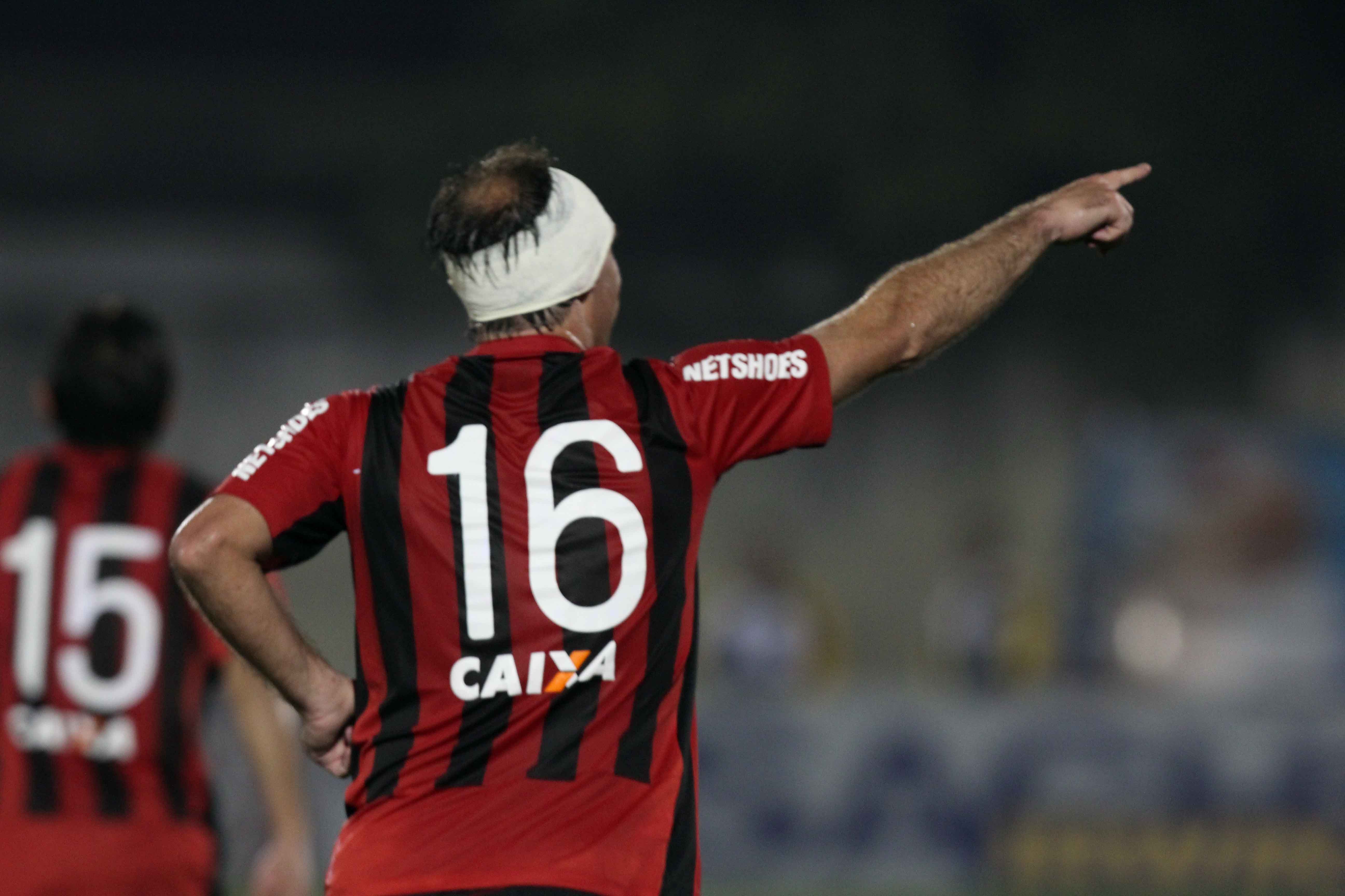 Paulo Baier marcou o único gol da noite no Litoral | Walter Alves/ Gazeta do Povo