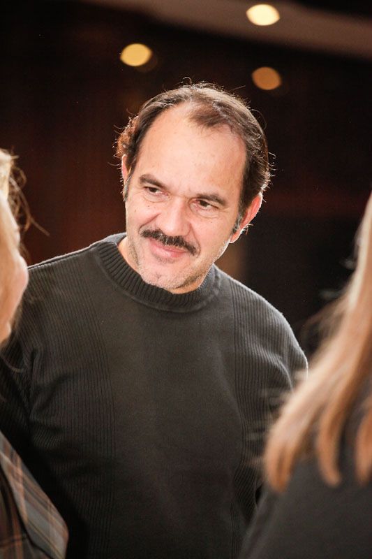 O ator Humberto Martins enquanto conversava com algumas fãs durante o Jantar dos Grandes Chefes, que encerrou o 7º Torneio de Golfe da Fundação Pró-Renal, domingo, no Graciosa Country Club. Esta foi a segunda participação consecutiva dele no evento beneficente, organizado pelo médico Miguel Riella, presidente da entidade, para arrecadar recursos para a manutenção do atendimento aos doentes renais crônicos carentes | Rubens Nemitz Jr.