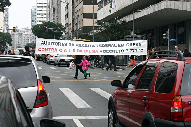 Manifestantes protestaram com cartazes e faixas durante a manhã e serviços da Receita Federal ficam interrompidos durante a tarde desta quarta-feira (8) | Felipe Rosa/Divulgação