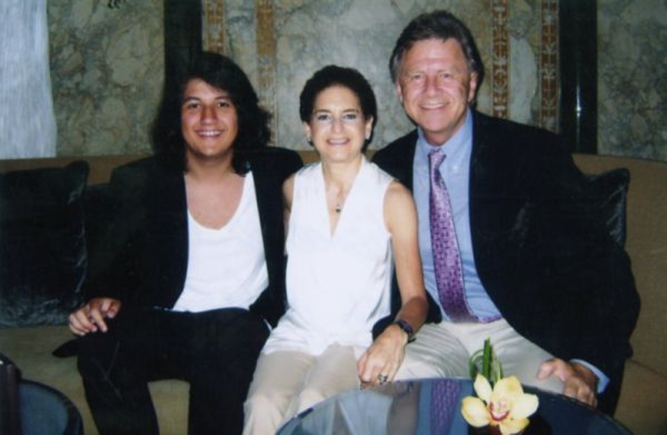 No celebrado Gilt, do The New York Palace, Amy Bermant Adler, sobrinha de Caroline Newhouse, ladeada pelo arquiteto Rodolfo Doubek Filho (à direita) e o sobrinho dele, Igor Stein Vieira de Araújo | Divulgação