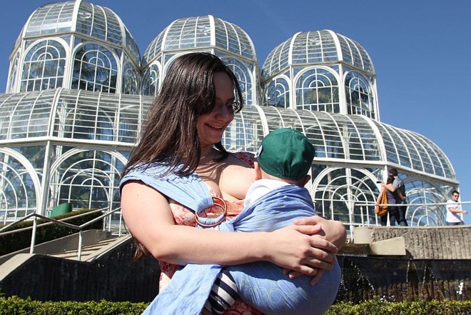 A webdesigner Fernanda Lins Caldas participa da manifestação com seu filho Pedro, de nove meses | 