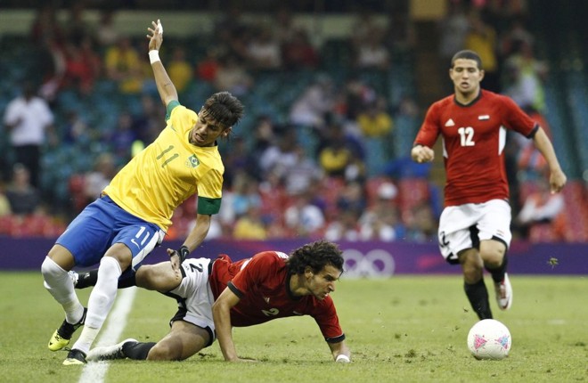 O egípcio Alaa Eldim chega junto em Neymar, na vitória brasileira por 3 a 2 |
