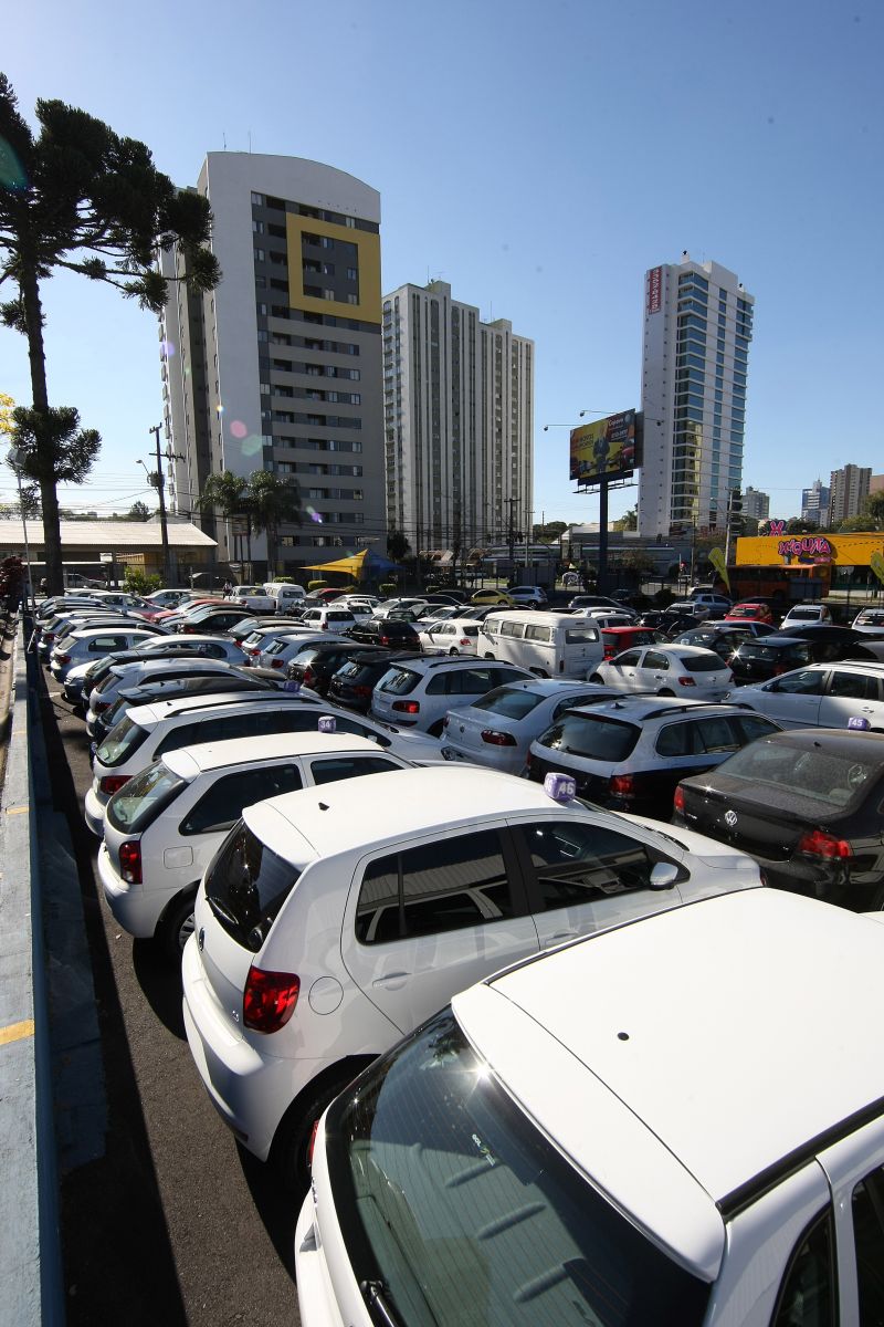 Carros alinhados em concessionária de Curitiba, para um feirão | Ivonaldo Alexandre/ Gazeta do Povo