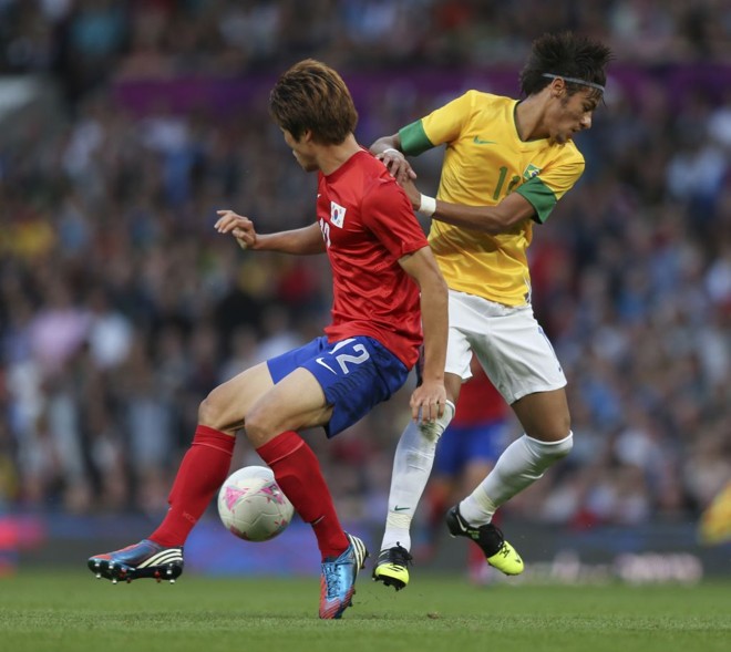Neymar põe a bola no meio das pernas de Seokho Hwang, no 3 a 0 sobre a Coreia do Sul, em Manchester, na semifinal |