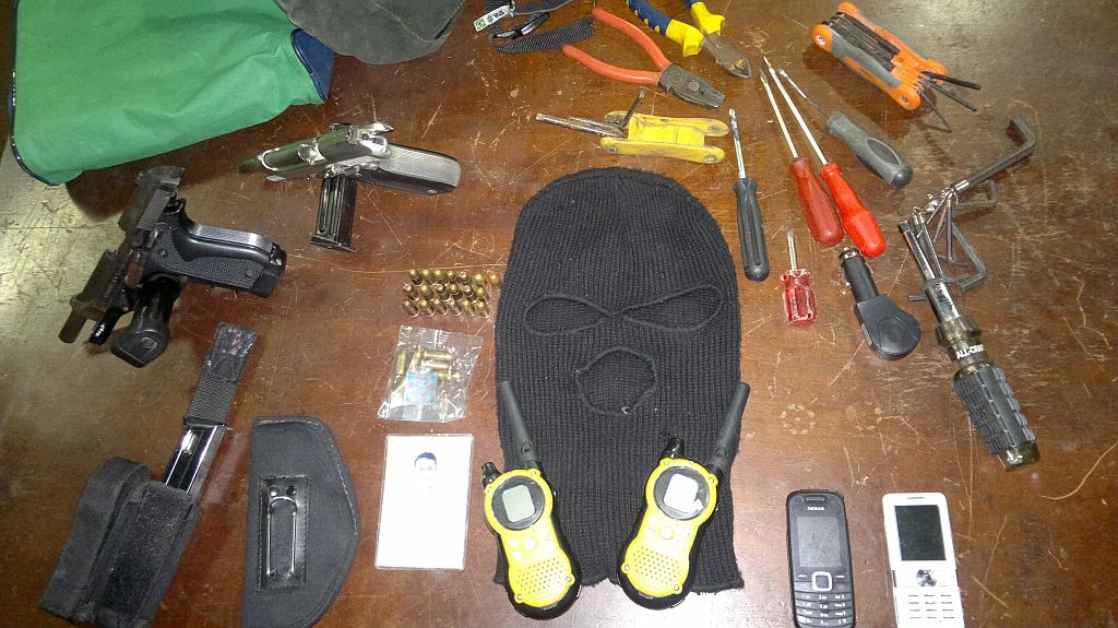 Com o suspeito, a polícia apreendeu armas, munições, uma touca e ferramentas | Patricia Pereira / Agência de Notícias Gazeta do Povo