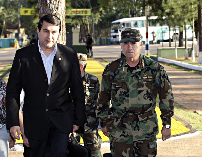 O presidente Franco com o general Luis Garcete durante visita a Curuguaty, onde ocorreu um massacre de sem-terra, em junho | Jorge Adorno/Reuters