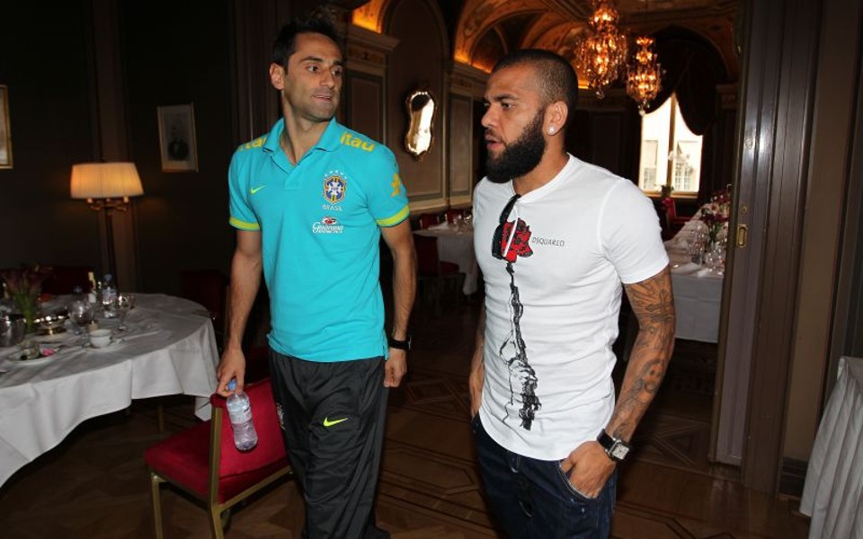 Daniel Alves (dir) se apresentou nesta segunda-feira à seleção brasileira | Rafael Ribeiro / CBF