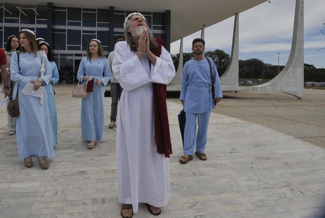 Acompanhado de suas assistentes, conhecidas como 