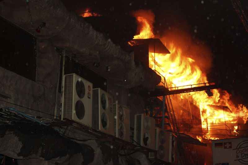 O Bar Tiger, na praia de Patong, foi consumido pelas chamas | Reuters/Stringer