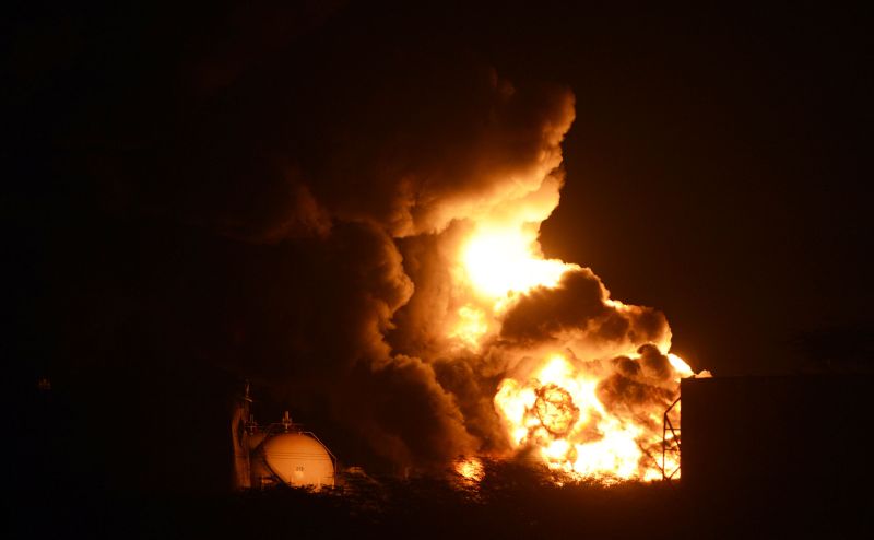 Na segunda-feira (27), o fogo na refinaria atingiu o terceiro tanque da instalação | AFP Photo/Juan Barreto
