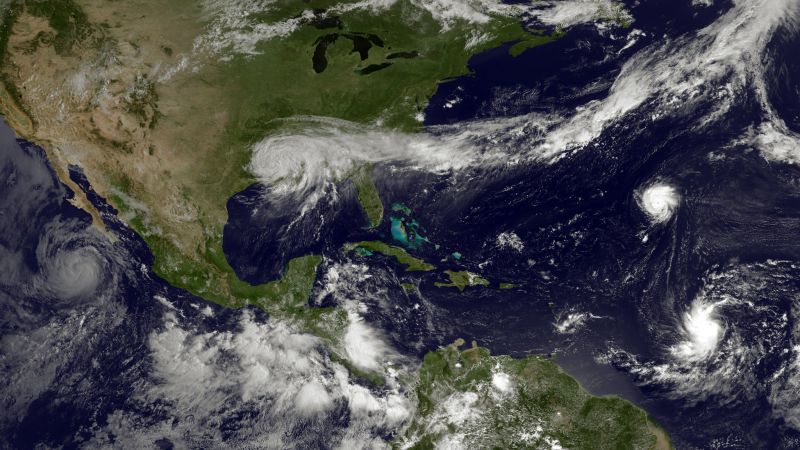 Imagem de satélite mostra a formação de quatro tempestades ao redor dos Estados Unidos nos oceanos Atlântico e Pacífico | AFP Photo/NOAA/Divulgação