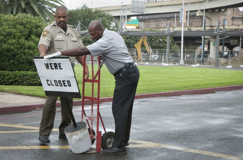 Trabalhadores sinalizam que terminal de ônibus e trem está fechado em Nova Orleans | Lee Celano/Reuters