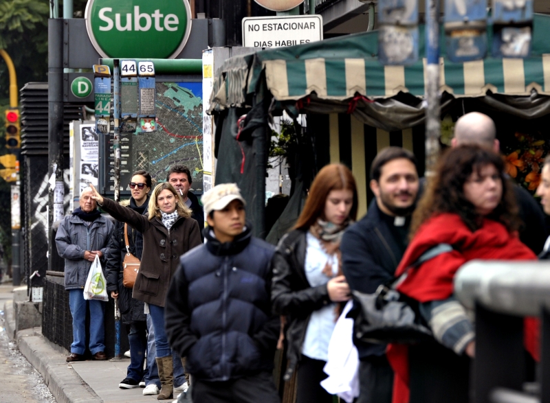 Fila em ponto de ônibus em Buenos Aires, que está com o metrô paralisado | Juan Mabromata/AFP