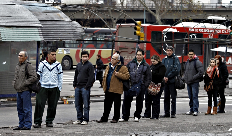 Sem metrô, moradores de Buenos Aires enfrentam longas filas nos pontos de ônibus | Leo La Valle/EFE
