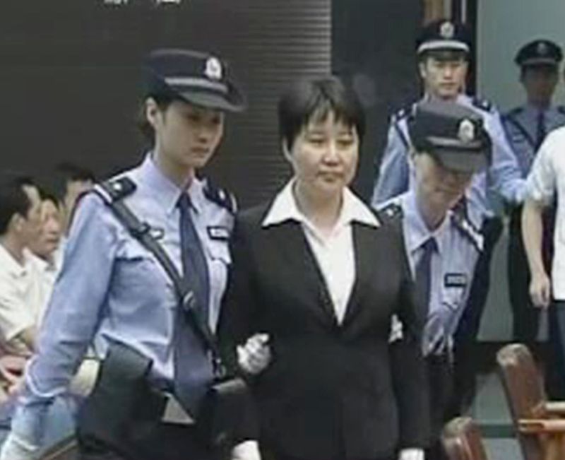 Apesar de ter sido condenada à morte, Gu Kailai (centro) não será executada por conta de uma previsão legal chinesa | Reuters/Reprodução CCTV