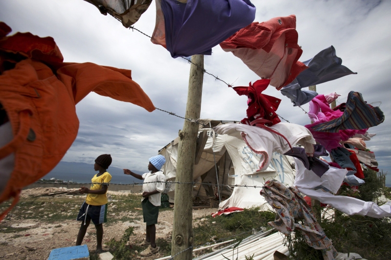 Crianças observam a tempestade no Haiti | REUTERS/Benjamin Rusnak/Food For The Poor/Handout