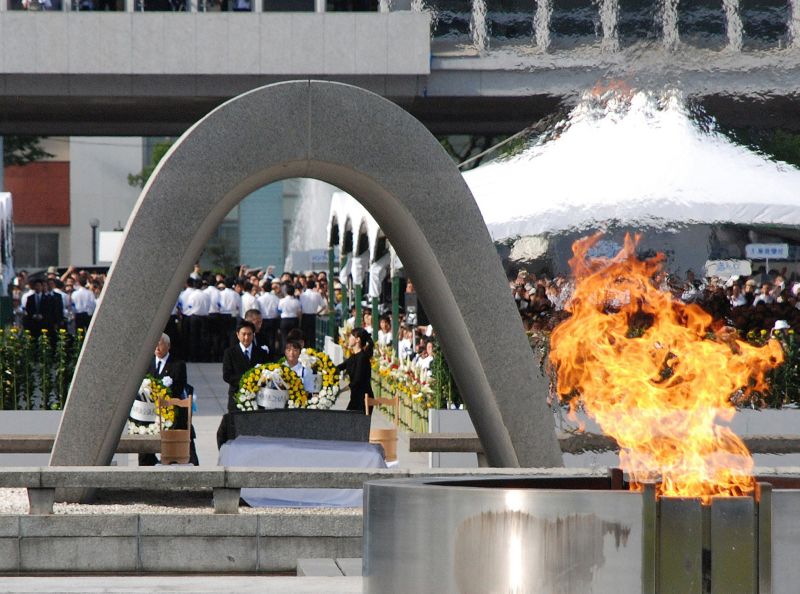 Cerca de 50 mil pessoas se reuniram no Parque da Paz de Hiroshima para homenagear as vítimas com um minuto de silêncio | AFP Photo/Jiji Press