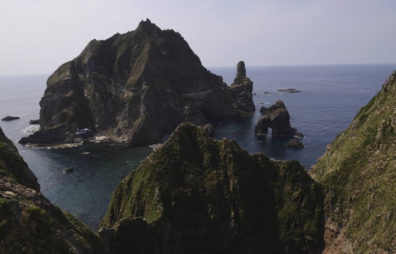O arquipélago chamado pelos coreanos de Dokdo (Takeshima, para o Japão) ainda tem a soberania disputada entre os dois países | Reuters/Korea Pool/Yonhap