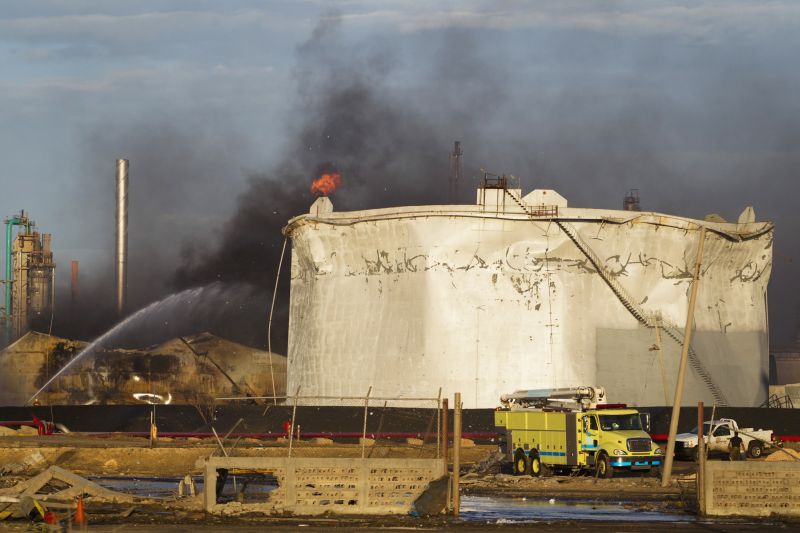 O incêndio chegou a ser dado como extinto, porém as chamas retornaram no tanque 3 da refinaria | Reuters/Carlos Garcia Rawlins
