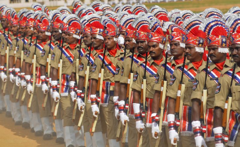 Policias marcham na cidade de Hyderabad para comemorar o 65º aniversário de independência da Índia | Reuters/Krishnendu Halder