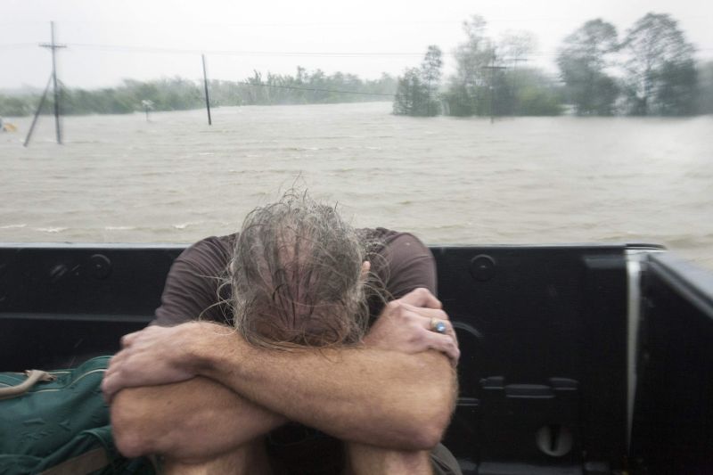 Morador que foi resgatado após sua casa inudar durante o furacão Isaac, na Louisiana. | Lee Celano/ Reuters