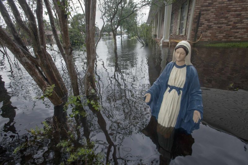Pátio de casa inundada pela tempestade Isaac na Louisiana. | Lee Celano/ Reuters