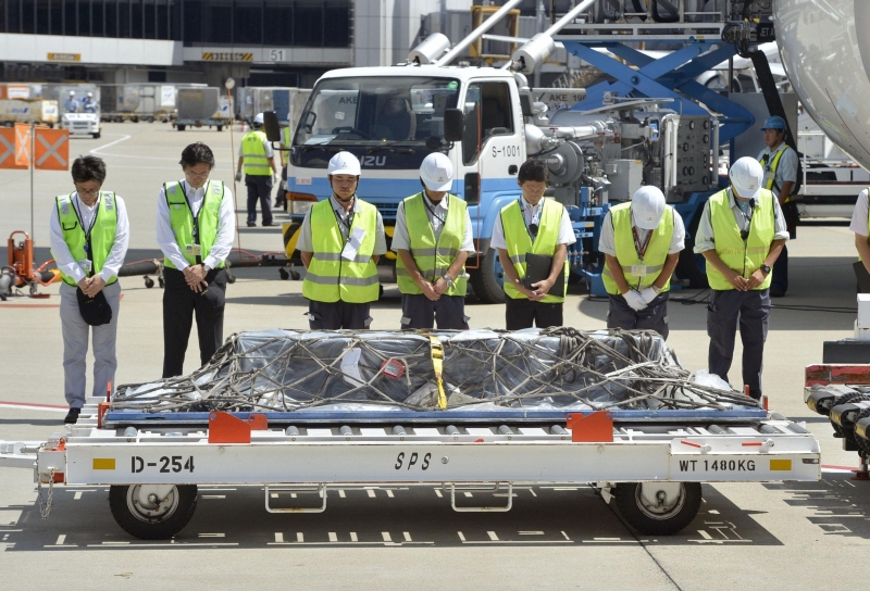 Funcionários do aeroporto fizeram um momento de silêncio em homenagem à jornalista | REUTERS/Kyodo