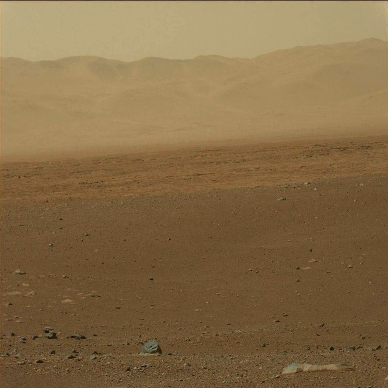 Imagem tirada pelo robô Curiosity mostra a superfície de Marte, com montanhas ao fundo | Nasa/AFP