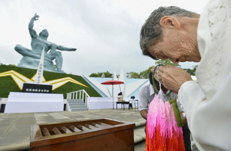 Sobrevivente da bomba atômica reza durante a cerimônia que lembrou os 67 anos do ataque americano | Reuters/Kyodo