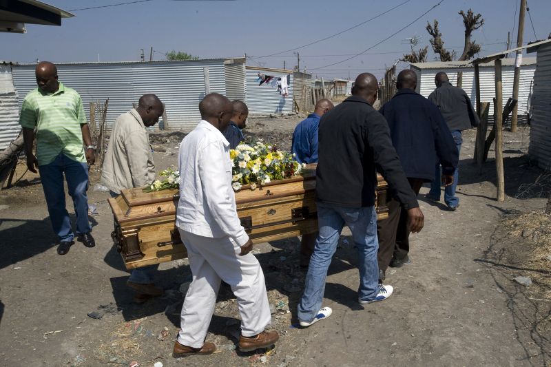 Mineiros sepultam nesta sexta-feira (31) um de seus colegas mortos no confronto com os policiais na mina de Marikana | AFP Photo/Rodger Bosch