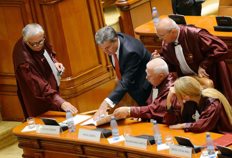 Parlamentares romenos debatem se aceitariam ou não o retorno do poder do presidente Traian Basescu, após decisão judicial | AFP Photo/Daniel Mihailescu