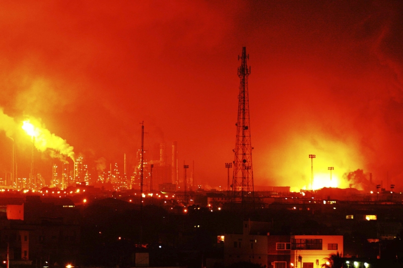 Fogo na refinaria após explosão | REUTERS/Carlos Velasco