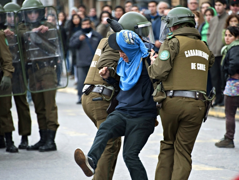 Policiais detêm estudante durante protesto em Santiago | Claudio Santana/AFP